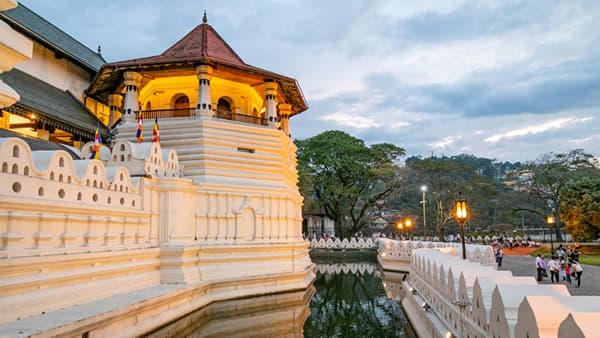 श्रीलंका - श्रीलंकेत तुम्ही लॉयन रॉक सिगिरियाला जाऊ शकता. येथे प्राचीन किल्ले पाहू शकता. ही युनेस्कोच्या जागा जागतिक वारसा यादीत समाविष्ट आहे. येथे कँडी ( दातांचे मंदिर ), डंबुला गुबा मंदिर (बुद्धाच्या रूपाची आणि रंगीत भित्तीचित्रांची गुहा), कोलंबोत गंगा रमाया मंदिर ( हे पुरातन मंदिर बौद्ध आणि हिंदी कलेचे कॉम्बिनेशन आहे ) सौदर्य पूर्ण स्थळांसाठी बेंटोटा बीच, नुवारा एलिया ( याला “लिटील इंग्लंड” देखील म्हणतात), याला आणि उडावालावे नॅशनल पार्क, सिंह राजा वन अभयारण्य, एडम्स पीक. पिन्ना वाला हाथी अनाथालय, नाईन आर्क ब्रिज अशा ठिकाणी तुम्ही फिरु शकता.