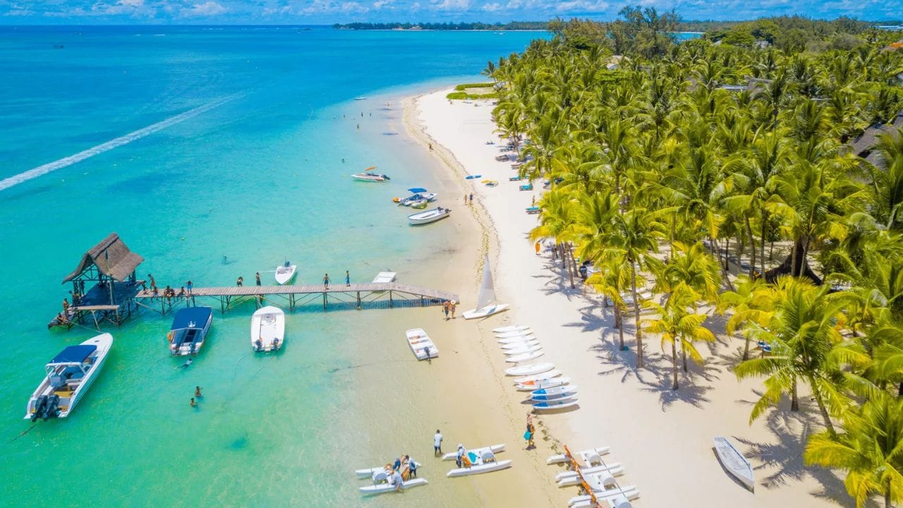 मॉरीशस - मॉरीशस देखील भारतीयांसाठी व्हीसा फ्री देश आहे. येथे फिरण्यासाठी चामरेल (सात रंगांची वाळू असलेली कमालीची नैसर्गिक घटना ),याशिवाय येथे ब्लॅक रिव्हर गॉर्जेस नॅशनल पार्क, ले मोर्ने ब्रेबेंट, ग्रँड बेसिन, सर शिवसागर रामगुलाम बॉटनिकल गार्डन, रोचेस्टर फॉल्स, चॅटोडी लाबोर्डेनायस जागी फिरु शकता. याशिवाय येथे फ्लिक एन ब्लॅक बीच, बेले मारे बीच, टू ऑक्स बिचेस, तामरिन बीच, ब्लू बे बीच, शुगर एडवेंचर म्यूझियम, गंग टेंक आदी प्रसिद्ध टुरिस्ट प्लेस आहेत.