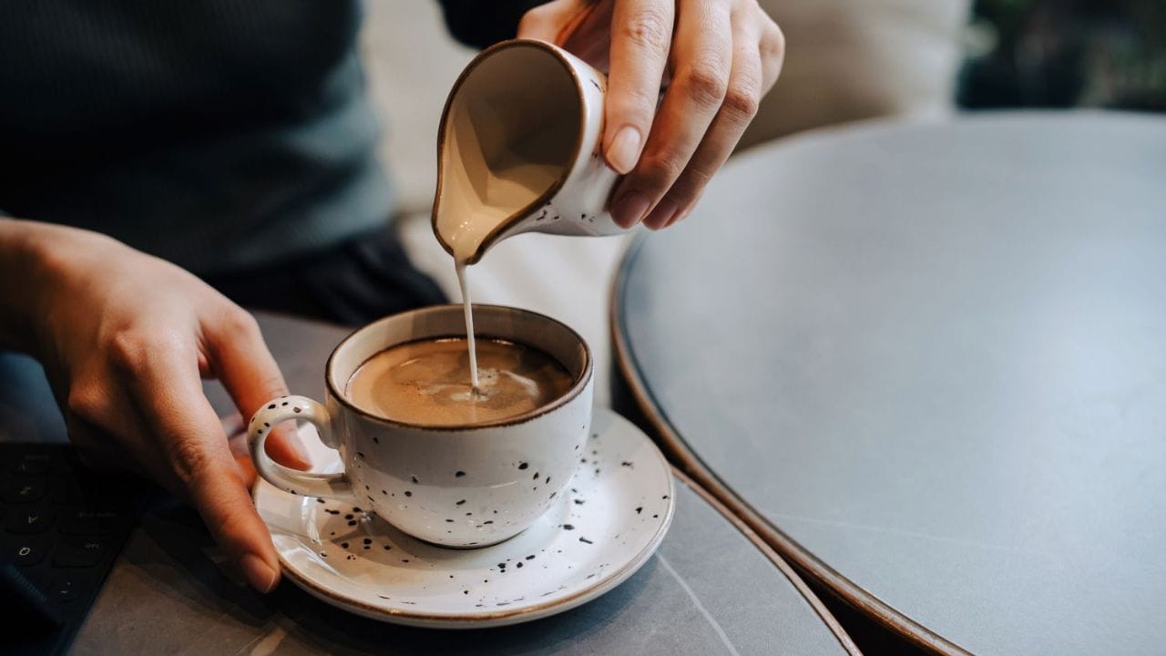 यूरोपीय हार्ट जर्नलमधील प्रकाशित बातमीनुसार एक चमत्कारिक अहवाल उघड झाला आहे. कॉफी पिण्याच्या सवयीबद्दल यात खुलासा करण्यात आला आहे. काय आहे यात खुलासा ते पाहूयात...