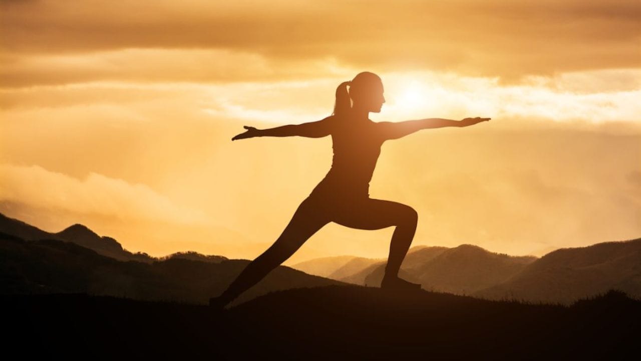 कोवळे ऊन - केवळ अन्नपदार्थांचा समावेश करुन भागत नाही. थंडीत कोवळ्या उन्हात चालल्याने देखील नैसर्गिकरित्या व्हिटामिन डी मिळते. रोज १५ ते २० मिनिटे चालल्याने शरीरास फायदा होतो. त्यासोबत हलका वॉक वा एक्सरसाईज केल्याने शरीर एक्टीव्ह राहाते. आणि पोषक तत्वांचा योग्य फायदा होतो. 