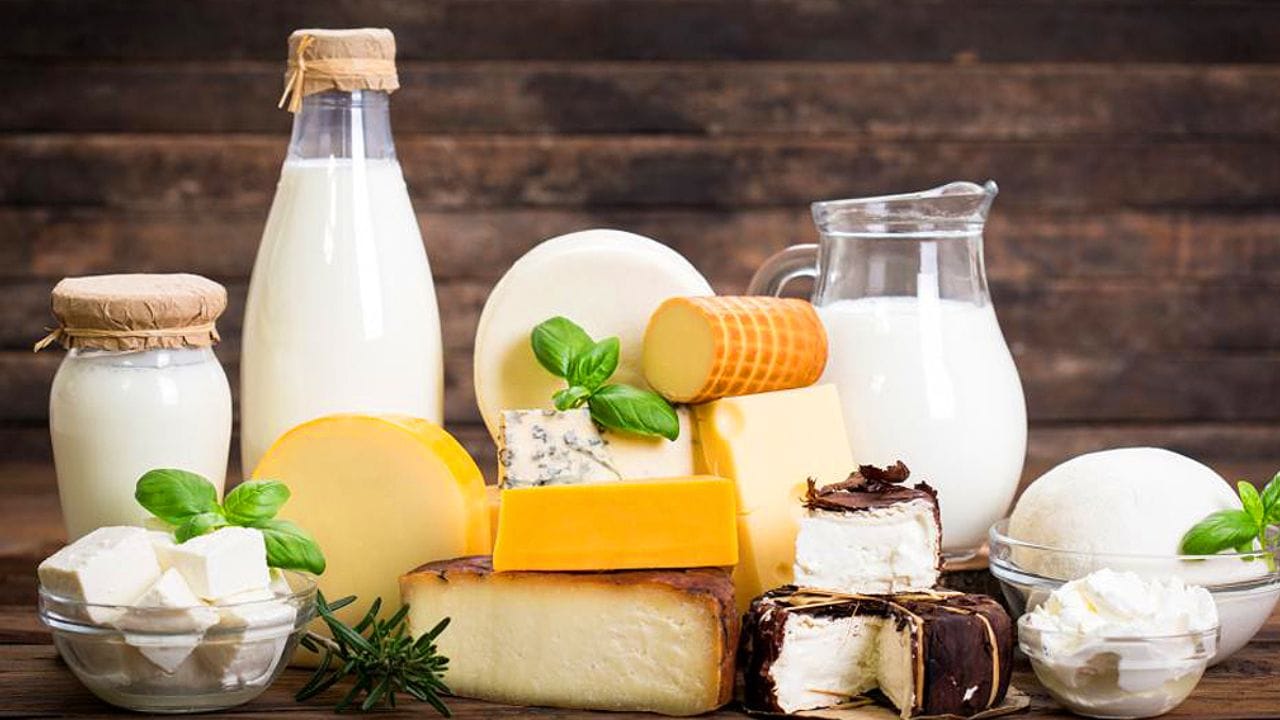 दूधाचा समावेश - तुम्ही शाकाहारी असाल तर तुमच्या आहारात दूधाचा आणि त्यापासून तयार झालेल्या पदार्थांचा वापर करुन शकता. थंडीत रोज एक ग्लास कोमट दूध पिण्याने शरीरास उष्णता तर मिळलेच परंतू हाडे देखील मजबूत होतील. मुलांना आणि ज्येष्ठ नागरिकांना यास खास फायदा होईल. 