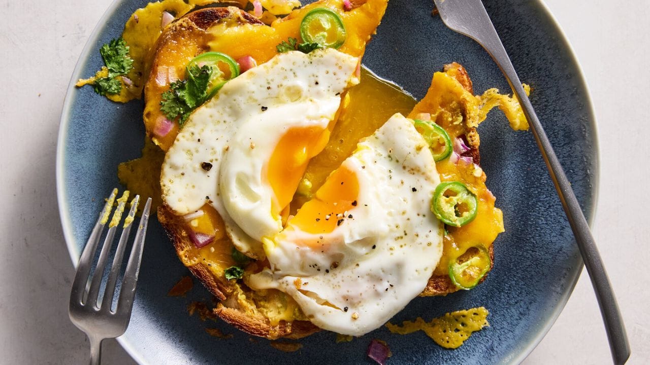 अंड्यांचे सेवन - अंडी व्हिटामिन्स डीचा एक सोपा आणि परिणामकारक स्रोत मानला जातो. रोजच्या धावपळीत अंडी असे अन्न आहे जे खायला पटकन तयार करता येते. आणि बराच वेळ ऊर्जा देते. थंडीत रोज दोन अंडी खाल्ल्याने शरीरातील व्हिटामिन्स डीची कमरता पूर्ण होईलच शरीराला प्रोटीन देखील मिळेल.त्यामुळे तुमचे स्नायू मजबूत होतील.