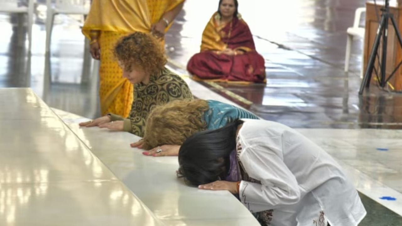 माजी राष्ट्राध्यक्ष निकोलस मादुरो आणि त्यांची पत्नी सिलिया फ्लोरेस हे दाम्पत्य देखील परम भक्त होते. ते २००५ मध्ये पुट्टापार्थीला आले होते. सत्यसाईबाबांचा त्यांनी आशीवार्द घेतला होता. दोघांचे या दौऱ्याचे फोटो सोशल मीडियावर शेअर केले जात आहेत.