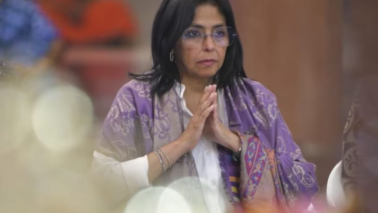 व्हेनेझुएलाचे हंगामी राष्ट्राध्यक्ष म्हणून डेल्सी रोड्रिगेज यांची निवड करण्यात आली आहे. निकोलस मादुरो यांच्या त्या जवळच्या मानल्या जात आहेत. त्या देखील मादुरो यांच्या सारख्याचे पुट्टापार्थीचे सत्य साईबाबांच्या भक्त आहेत. त्या त्यांना फॉलो करतात.महत्वाचे निर्णय बाबांच्या स्मृतींची आठवण काढून घेतात.