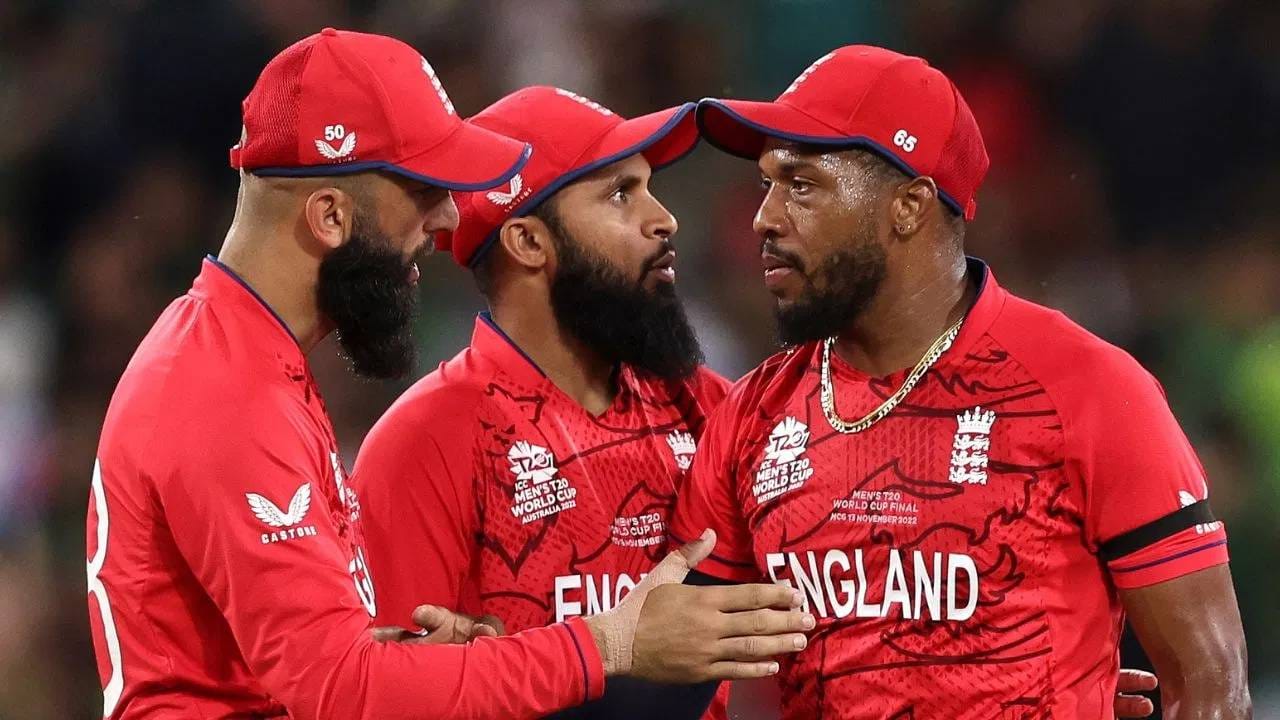 आयसीसीने भारतात होणाऱ्या टी20  वर्ल्डकप 2026 मध्ये सहभागी होणाऱ्या पाकिस्तानी वंशाच्या सर्व 42 खेळाडू आणि अधिकाऱ्यांना भेडसावणाऱ्या व्हिसा समस्येचे निराकरण करण्यासाठी पावले उचलली आहेत.इंग्लंडचे पाकिस्तानी वंशाचे खेळाडू आदिल रशीद, रेहान अहमद आणि वेगवान गोलंदाज साकिब महमूद यांचे व्हिसा अर्ज आधीच मंजूर झाले आहेत. (फोटो-AFP)