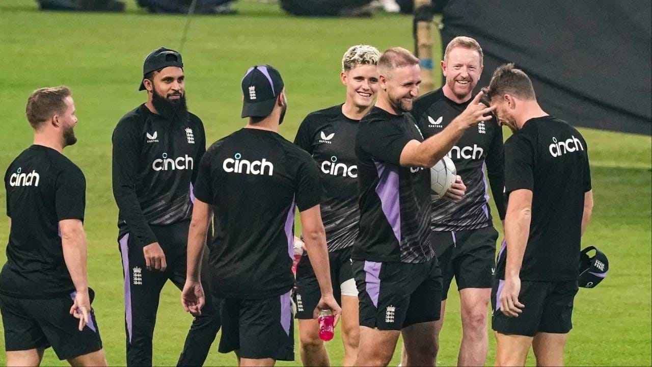 पाकिस्तानशी संबंध बिघडल्यामुळे, भारत सरकारने अलीकडेच हे व्हिसा धोरण स्वीकारले आहे. भारत दौऱ्यावर येणाऱ्या कोणत्याही संघातील पाकिस्तानी वंशाच्या सदस्यांसाठी व्हिसा पडताळणी अधिक कडक असते. यामुळे अनेकदा विलंब होतो.या सर्वांना व्हिसा देण्याची प्रक्रिया सुरू आहे. आवश्यक औपचारिकता पूर्ण करण्यासाठी पुढील आठवड्याची तारीख निश्चित करण्यात आली आहे. (Photo_ PTI)