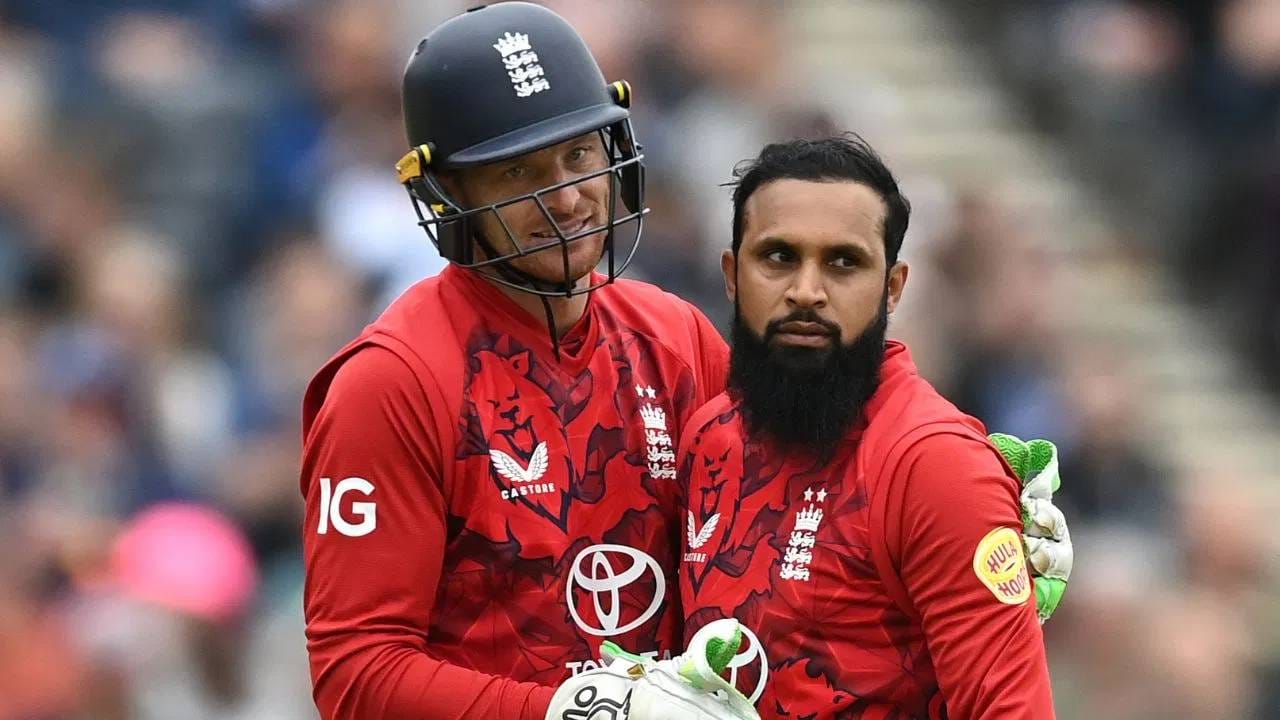 टी20 वर्ल्डकप स्पर्धा भारत आणि श्रीलंका या देशात होत आहे. पाकिस्तानचे सामने भारतात होणार नाहीत. त्यांचे सर्व सामने हे श्रीलंकेत होणार आहेत. त्यामुळे त्यांना भारतीय व्हिसा देण्याचा प्रश्नच उद्भवला नाही. पण इतर संघांना भारतीय व्हिसा मिळवताना अडचणींचा सामना करावा लागला.  (फोटो-Gareth Copley/Getty Images)