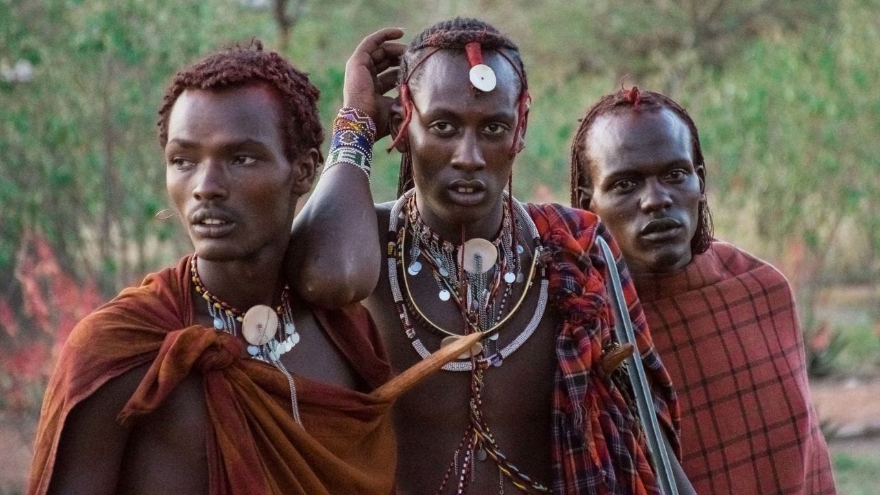 विविधता: आफ्रिका केवळ देशांच्या संख्येसाठीच नाही, तर तिथली भाषा, संस्कृती आणि नैसर्गिक विविधतेसाठीही प्रसिद्ध आहे. येथे शेकडो भाषा बोलल्या जातात आणि अनेक भिन्न संस्कृती अस्तित्वात आहेत.