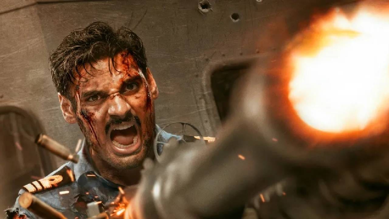 अभिनेता सुनील शेट्टीचा मुलगा अहान शेट्टी या चित्रपटात लेफ्टनंट कमांडर जोसेफ नोरोन्हा यांची भूमिका साकारतोय. यासाठी त्याला किती मानधन मिळालं आहे, याबद्दलची माहिती अद्याप समोर आली नाही. परंतु त्याची भूमिका मूळ चित्रपटाशी कनेक्टेड असल्याचं समजतंय. 
