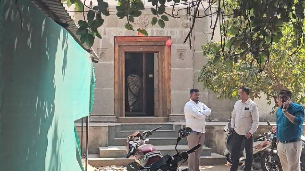 तर अजित पवार यांच्या जाण्याने त्यांचं आजोळ असलेल्या अहिल्यानगरच्या देवळाली प्रवरा मध्येही शोकाकुल वातावरण आहे. देवळाली प्रवरा गावात कडकडीत बंद पाळण्यात आला आहे.  याच गावात अजित पवार यांचा जन्म झाला होता.