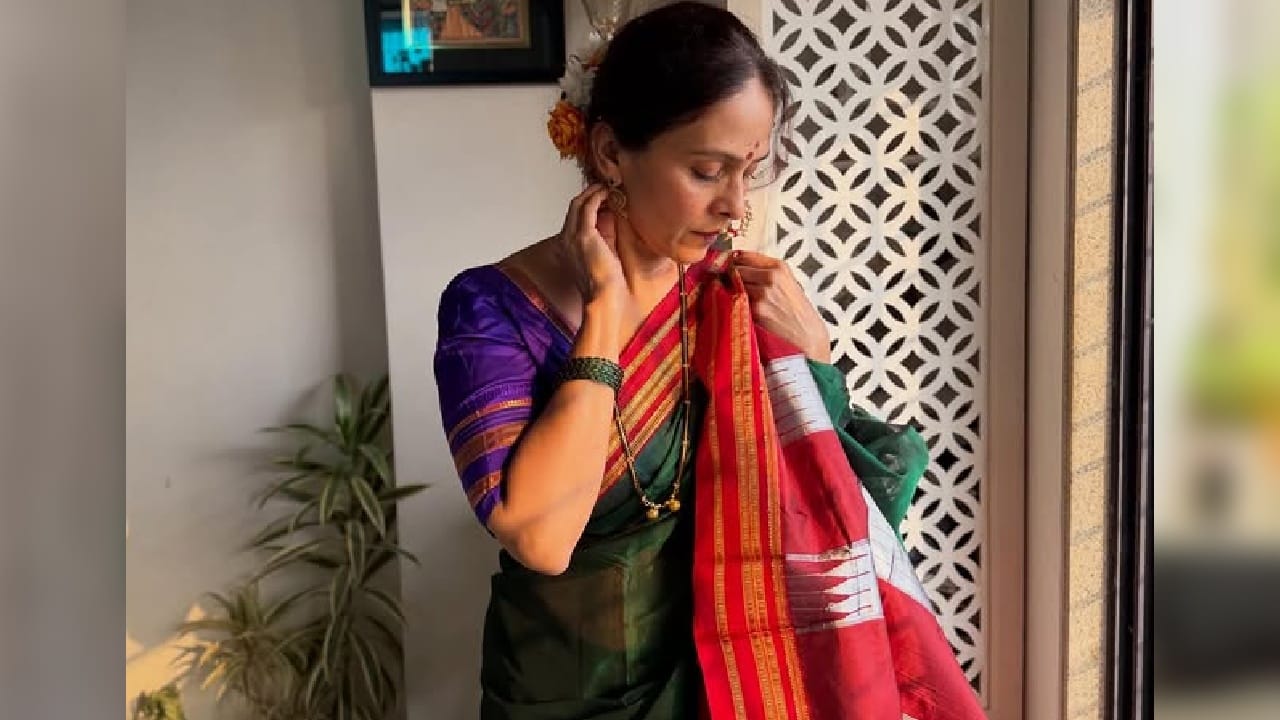 या फोटोमध्ये ऐश्वर्या नारकर यांनी मरून रंगाची, हातमागावर विणलेली माहेश्वरी साडी नेसली आहे. साधेपणा आणि अभिजातपणा यांचा सुंदर संगम या लुकमध्ये पाहायला मिळत आहे. 