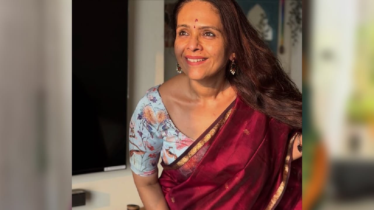 अशातच त्यांनी एक साडीमधील एक व्हिडीओ शेअर केला आहे. ज्यामध्ये त्यांनी वेगवेगळ्या लुकमध्ये हटके पोज दिल्या आहेत. त्यासोबत त्यांनी अभी ना जाओ हे गाणं लावलं आहे. 