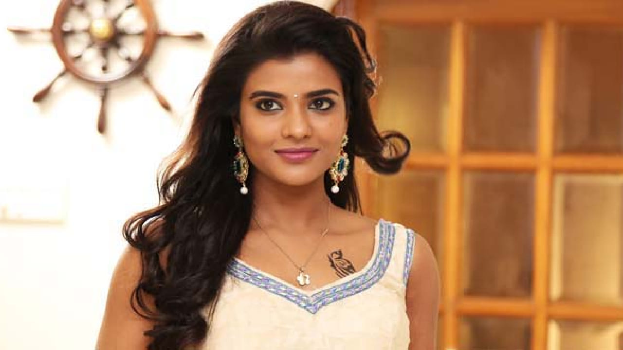 निखिल विजयेंद्र यांच्या ताज्या पॉडकास्टमध्ये बोलताना ऐश्वर्या राजेशने आपल्या आयुष्यातील एक अत्यंत अस्वस्थ करणारी घटना सांगितली. ती खूप लहान असताना एका फोटोशूटसाठी आपल्या भावासोबत गेली होती. मात्र, त्या फोटोशूटदरम्यान फोटोग्राफरने चालाखीने तिच्या भावाला बाहेर पाठवले आणि ऐश्वर्याला एकटी पाडले.