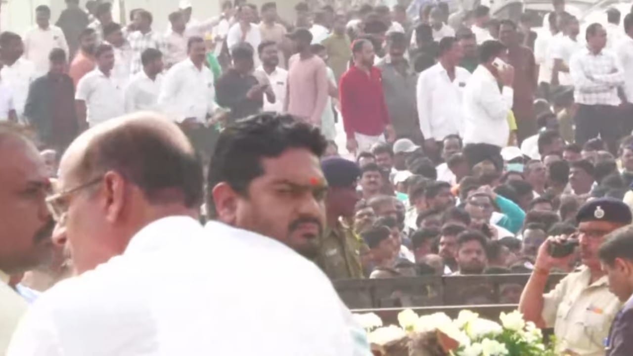 अजित पवारांचे पार्थिव सध्या विद्या प्रतिष्ठान या ठिकाणी अंत्यदर्शनासाठी ठेवण्यात आले आहे. सध्या लाखो कार्यकर्त्यांची गर्दी उसळली आहे. अजित दादा अमर रहे अशा घोषणांनी परिसर दुमदुमून गेला आहे.