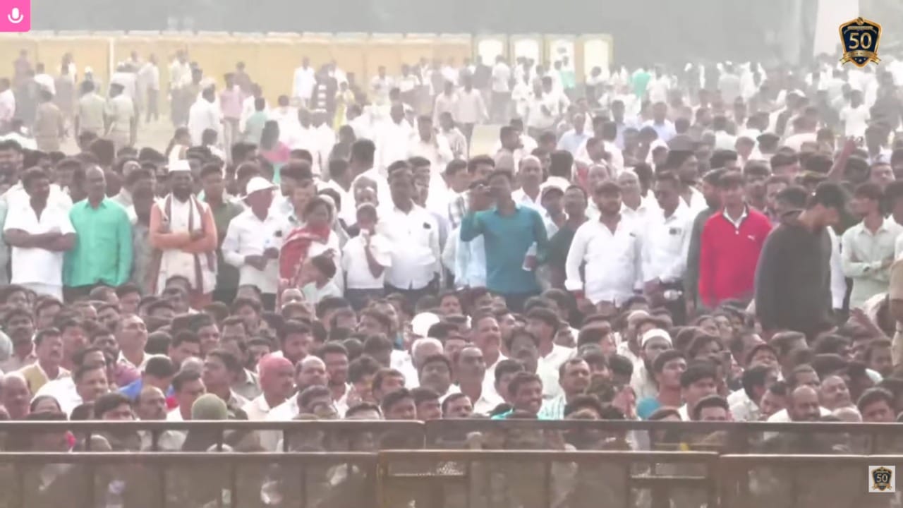 अजित पवारांच्या जाण्याने महाराष्ट्राच्या राजकारणात कधीही न भरून निघणारी पोकळी निर्माण झाली आहे. सत्तेत असो वा विरोधात, धोरणात्मक निर्णयांवर आपली पकड असणारा असा नेता पुन्हा होणे कठीण असल्याची प्रतिक्रिया राजकीय विश्लेषकांकडून येत आहे.