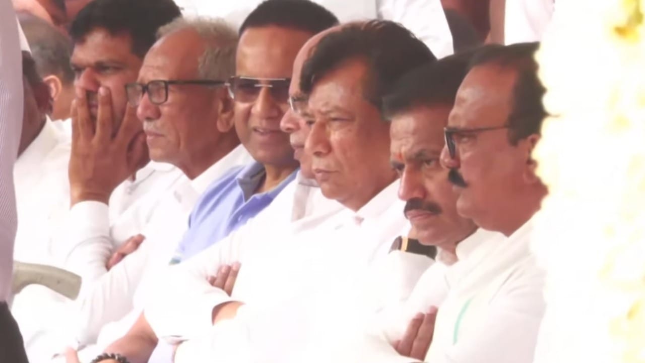 बारामती, पुणे यांसह ठिकठिकाणचे अनेक लोक दादांना अखेरचा निरोप देण्यासाठी बारामतीतील विद्या प्रतिष्ठान या ठिकाणी पोहोचत आहे. सध्या तिथे उपस्थित असलेल्या प्रत्येकाच्या डोळ्यात पाणी पाहायला मिळत आहे.