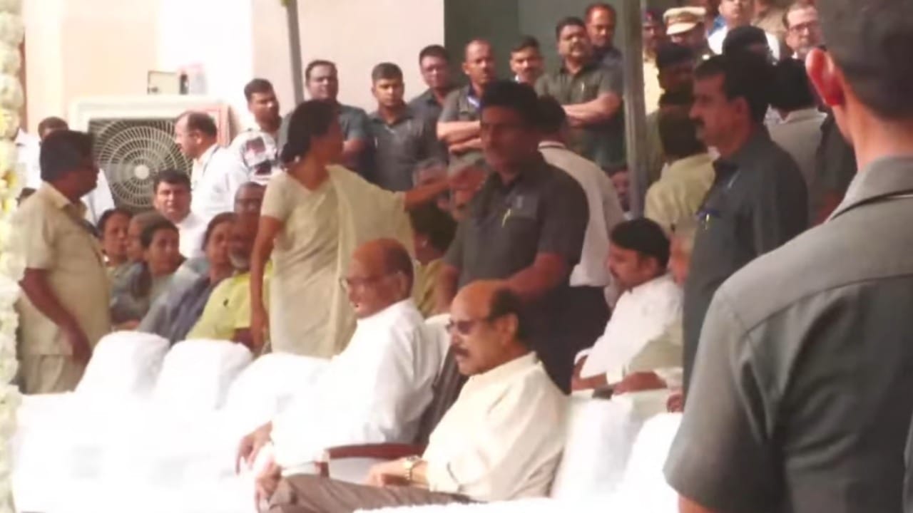 अजित पवारांच्या निधनानंतर आज ठिकठिकाणी बाजार समित्या आणि व्यवहार कडकडीत बंद ठेवण्यात आले आहेत. अजित पवारांच्या निधनाचे वृत्त समजताच पुणे, बारामती आणि पिंपरी-चिंचवडसह संपूर्ण राज्यातील जनतेला धक्का बसला.