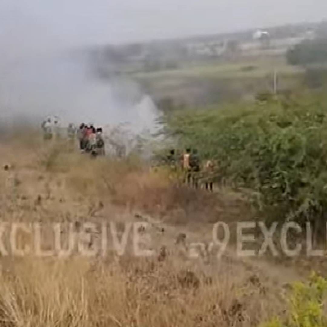 अजित पवार हे मुंबईहून बारामतीला येत होते अशी प्राथमिक माहिती आहे. त्यावेळी लँडिंग दरम्यान या विमानाला अपघात झाला. अजित पवार यांच्यासोबत विमानात कोण होते? याची माहिती नाहीय.