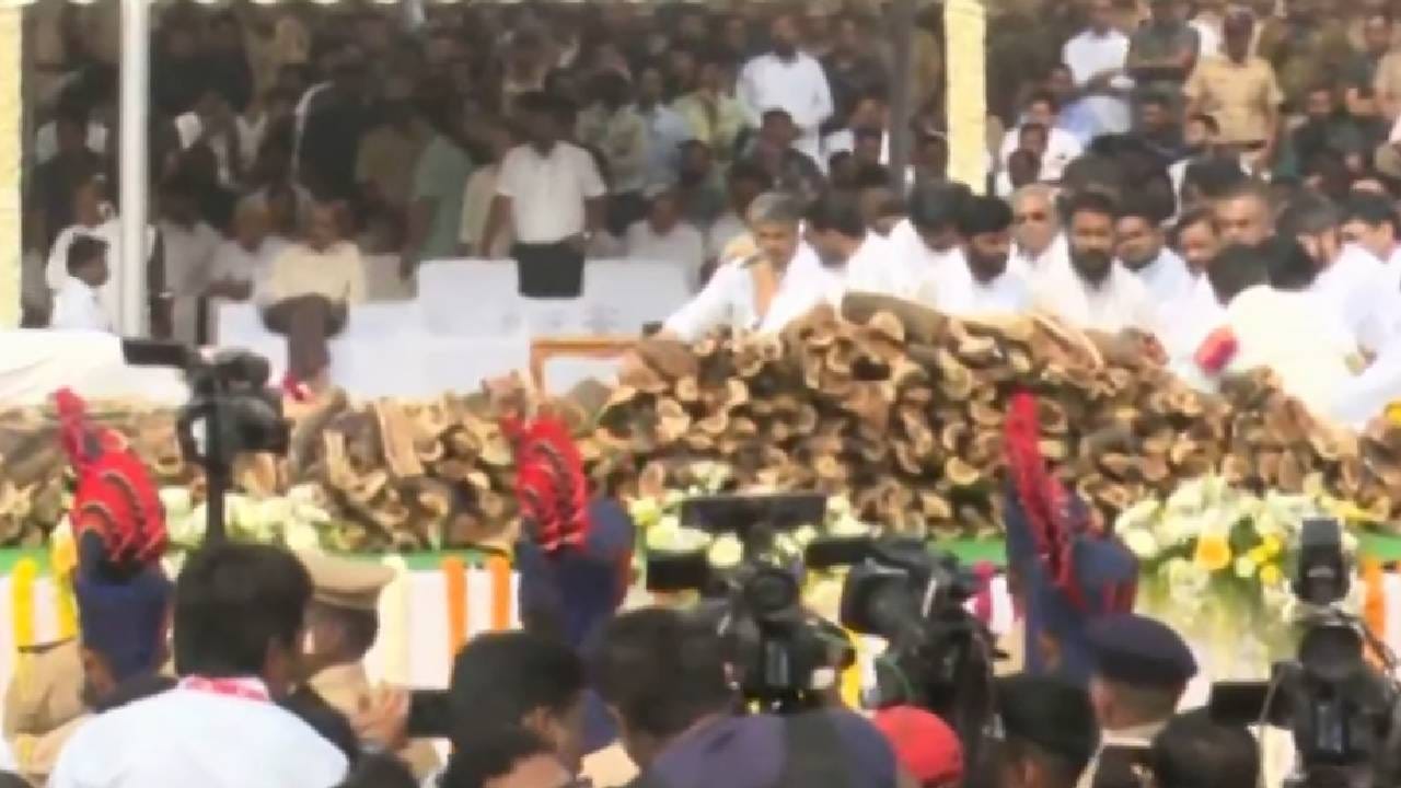 अजित दादा परत या.. असं म्हणत कार्यकर्त्यांनी टाहो फोडला. साश्रू नयनांनी अजित पवार यांना अखेरचा निरोप देण्यात आला. त्यांच्या अंत्यदर्शनाला अफाट जनसागर लोटला होता. 
