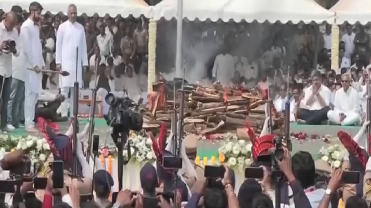 जिल्हा परिषद आणि पंचायत समिती निवडणुकीच्या प्रचारासाठी बुधवारी सकाळी बारामतीत येत असताना विमान कोसळून झालेल्या अपघातात उपमुख्यमंत्री अजित पवार यांच्यासह पाच जणांचा मृत्यू झाला. 
