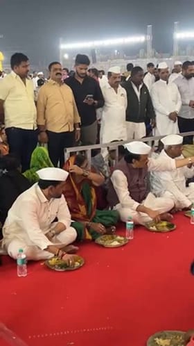 अजित पवारांनी वारकऱ्यांच्या सोबत घेतला जेवणाचा आनंद.
