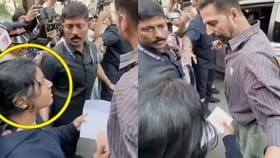 बाबांवर कर्जाचं ओझं..; मतदानासाठी पोहोचलेल्या अक्षयचे मुलीने धरले....