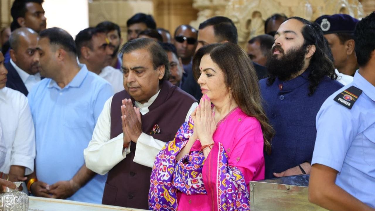 नवीन वर्षाची सुरुवात मोठ्या उत्साहात झाली आहे. नवीन वर्षाच्या सुरूवातीला मुकेश अंबानी, नीता अंबानी आणि अनंत अंबानी यांनी गुजरातमधील सोमनाथ मंदिराला भेट दिली.