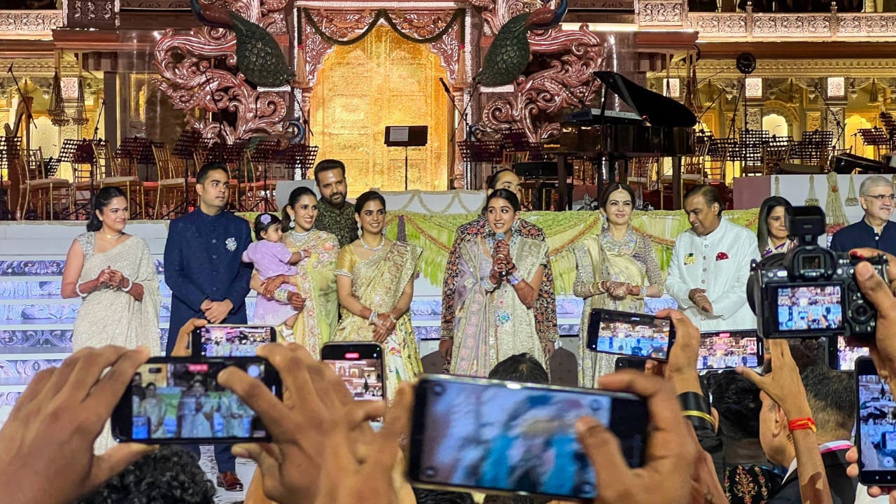 बाजारातील उपलब्ध माहितीनुसार, अंबानी कुटुंबाकडून वापरल्या जाणाऱ्या आवा (Aava) नॅचरल मिनरल वॉटरच्या एका बाटलीची किंमत त्याचे कोणत्या स्वरूपात पॅकेजिंग आहे यावर अवलंबून असते. या पाण्याच्या ७५० मिलीच्या काचेच्या (Premium Glass Bottle) एका बाटलीची किंमत साधारणपणे 1000 ते 1200 रुपयांच्या दरम्यान आहे.