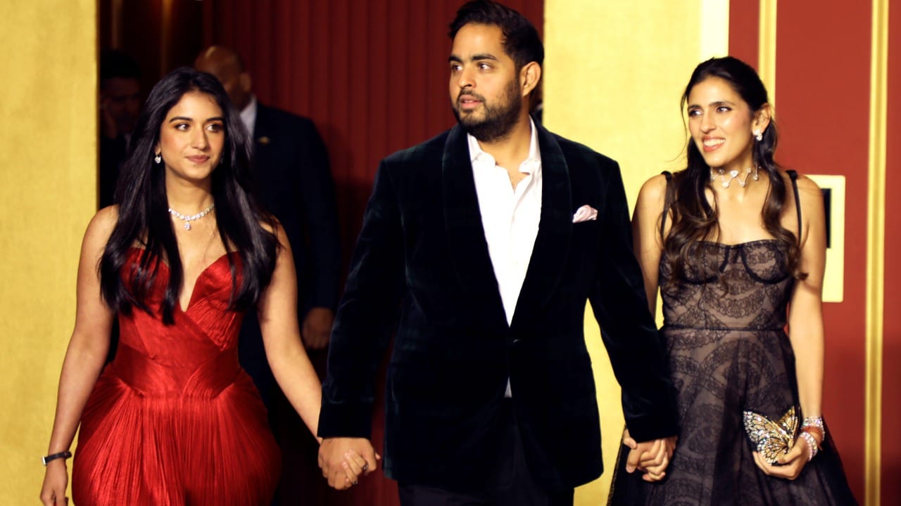 तसेच अंबानी कुटुंब उच्च दर्जाचे नॅचरल मिनरल वॉटर आणि अल्कलाईन फिल्टरेशन सिस्टीम वापरत असतील तर त्यांच्या संपूर्ण कुटुंबाचा पाण्याच्या देखभालीचा आणि शुद्धतेचा खर्च वार्षिक 30 ते 35 लाख रुपयांच्या दरम्यान असू शकतो.