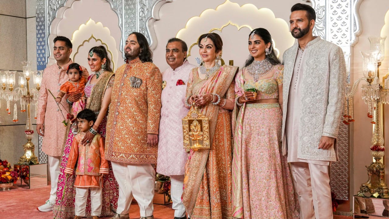 या पाण्यावर कोणतीही कृत्रिम प्रक्रिया केली जात नाही, त्यामुळे त्याची नैसर्गिक चव आणि पोषणमूल्ये टिकून राहतात. आरोग्य तज्ज्ञांच्या मते, अंबानींसारखे श्रीमंत व्यक्ती शरीरातील pH लेव्हल संतुलित राखण्यासाठी अल्कलाईन पाण्याचा वापर करतात.