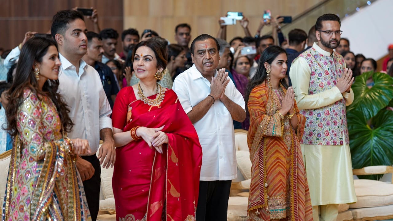 अनेक बिझनेस कॉन्क्लेव्ह आणि अंबानींच्या खाजगी कार्यक्रमांतील ते Aava या ब्रँडचे पाणी वापरताना दिसतात. हे पाणी अरवली पर्वतरांगांमधील नैसर्गिक स्त्रोतांमधून येते. यात मॅग्नेशियम, कॅल्शियम आणि सिलिका यांसारखी नैसर्गिक खनिजे असतात.