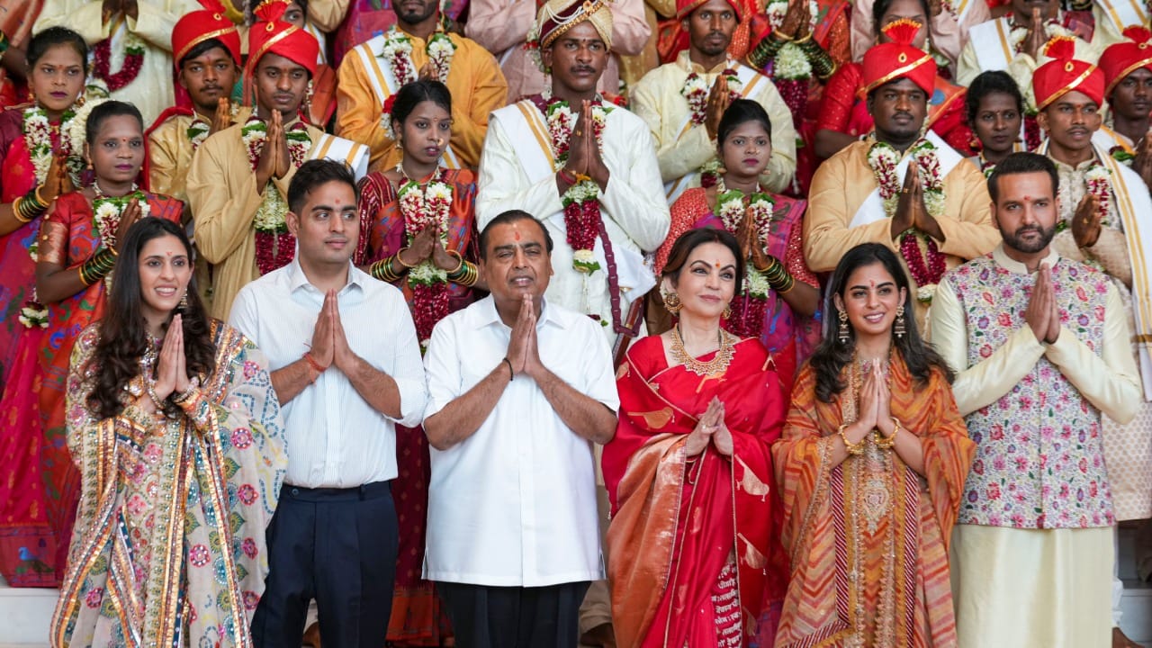 तज्ज्ञांच्या मते अंबानी कुटुंब त्यांच्या आरोग्यासाठी प्रामुख्याने नॅचरल मिनरल वॉटर (Natural Mineral Water) आणि अल्कलाईन वॉटर (Alkaline Water) यांवर भर देते. तज्ज्ञांच्या मते, ते केवळ एकाच विशिष्ट ब्रँडवर अवलंबून नसून, पाण्याच्या गुणवत्तेला प्राधान्य देतात.