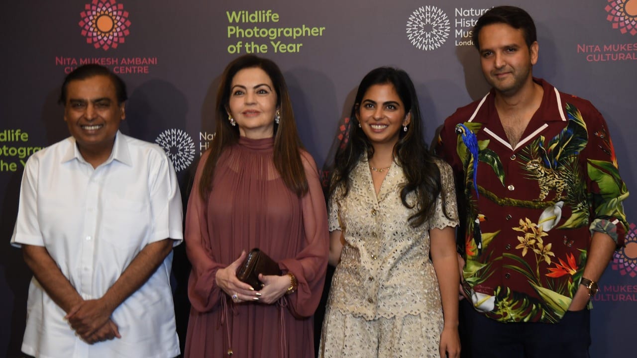 जगातील सर्वात श्रीमंत व्यक्तींपैकी एक असलेल्या मुकेश अंबानी आणि त्यांच्या कुटुंबाची जीवनशैली नेहमीच चर्चेचा विषय असते. अंबानी कुटुंब हे केवळ महागड्या ब्रँड्सवर नाही, तर पाण्याच्या शुद्धतेवर आणि गुणवत्तेवर लाखो रुपये खर्च करते. त्यांच्या आरोग्याचे खरे गुपित आता समोर आले आहे.