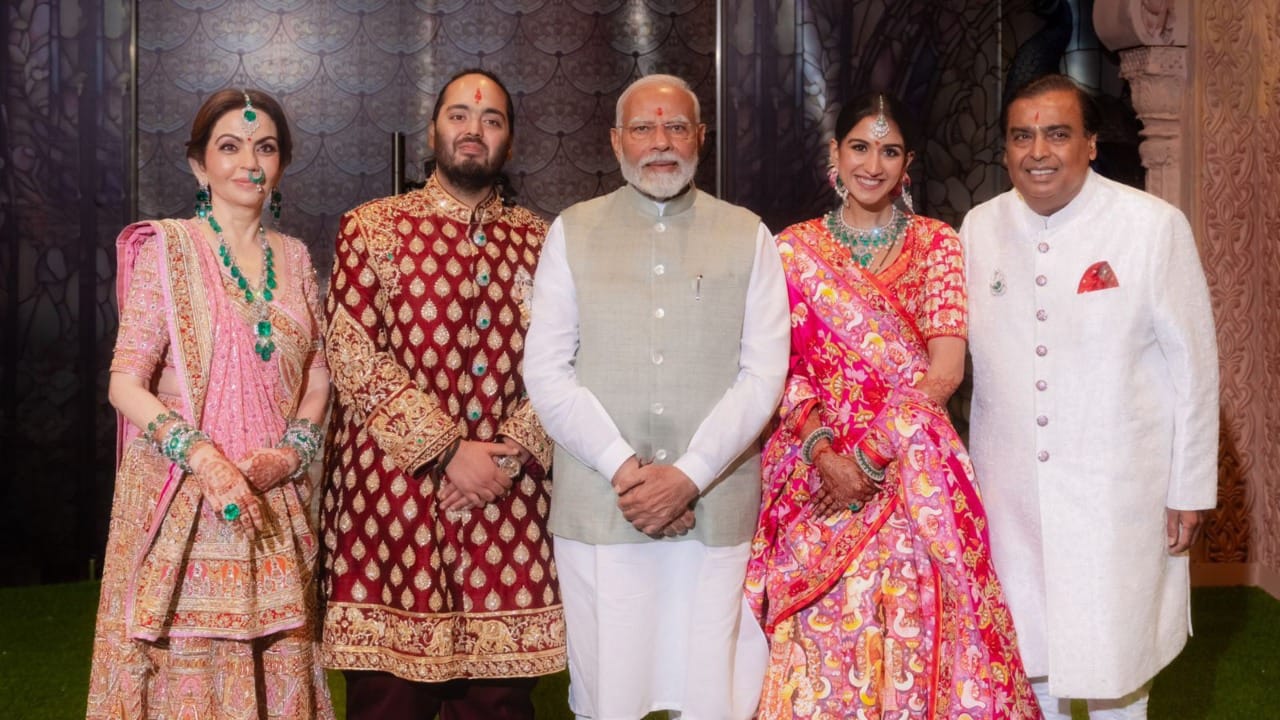 तर, त्यांच्या प्लास्टिक बाटल्यांचे दर प्रति नग 439 पासून 15000 रुपयांपर्यंत आहेत. अंबानी कुटुंब प्रामुख्याने ज्या नॅचरल अल्कलाईन श्रेणीतील पाण्याचा वापर करते, त्याचा प्रति लिटर खर्च साधारण अत्यंत उच्च श्रेणीत मोडतो.

(डिस्कलेमर: सदर माहिती विविध मीडिया रिपोर्ट्स आणि सार्वजनिक स्रोतांवर आधारित आहे. अंबानी कुटुंबाने याबाबत किंवा विशिष्ट ब्रँडच्या वापराबाबत अधिकृत पुष्टी केलेली नाही.)