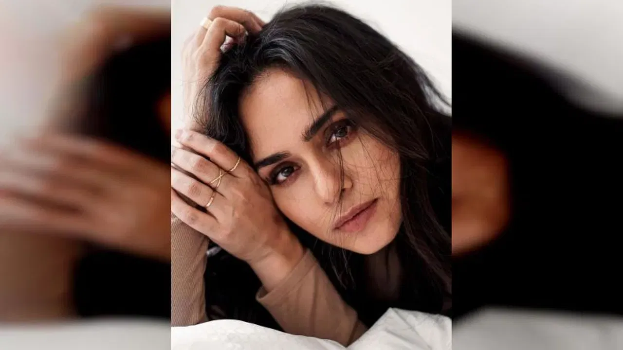 अमृता मुलाखतीमध्ये म्हणाली की, "बोलून अनेक समस्या सुटतात. संवाद नसेल तर इगो येऊ शकतो. संवाद हीच संसार टिकवण्याची खरी गुरुकिल्ली आहे."