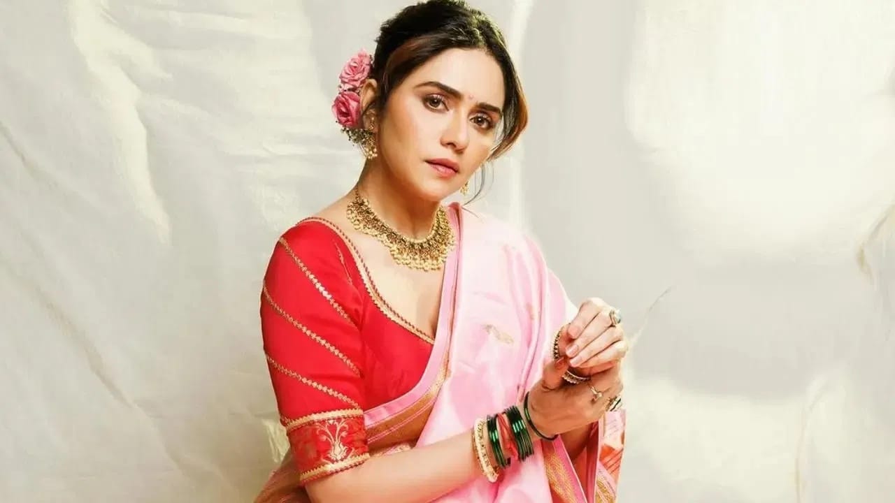 मराठी इंडस्ट्रीमध्ये अनेक अभिनेत्री त्यांच्या अभिनयासोबतच हटके लुक आणि त्यांच्या जबरदस्त डान्समुळे देखील सोशल मीडियावर आणि चाहत्यांमध्ये चर्चेत असतात. 