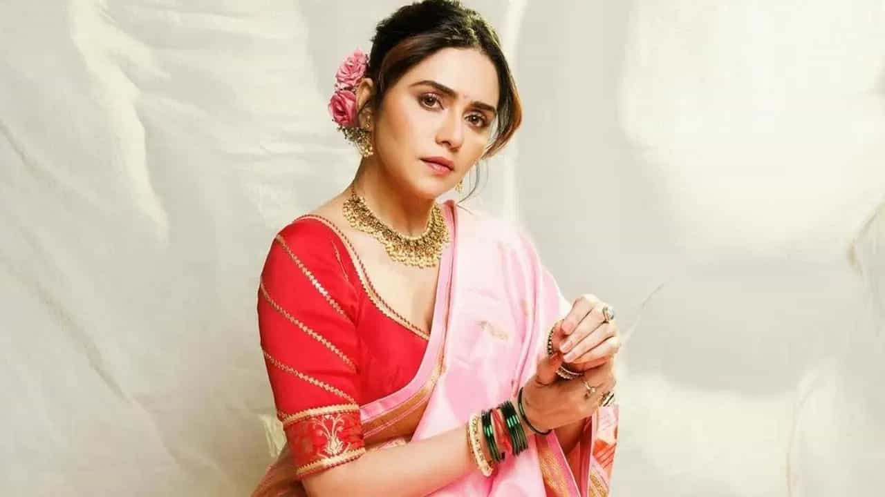 मराठी इंडस्ट्रीमध्ये अनेक अभिनेत्री त्यांच्या अभिनयासोबतच हटके लुक आणि त्यांच्या जबरदस्त डान्समुळे देखील सोशल मीडियावर आणि चाहत्यांमध्ये चर्चेत असतात.