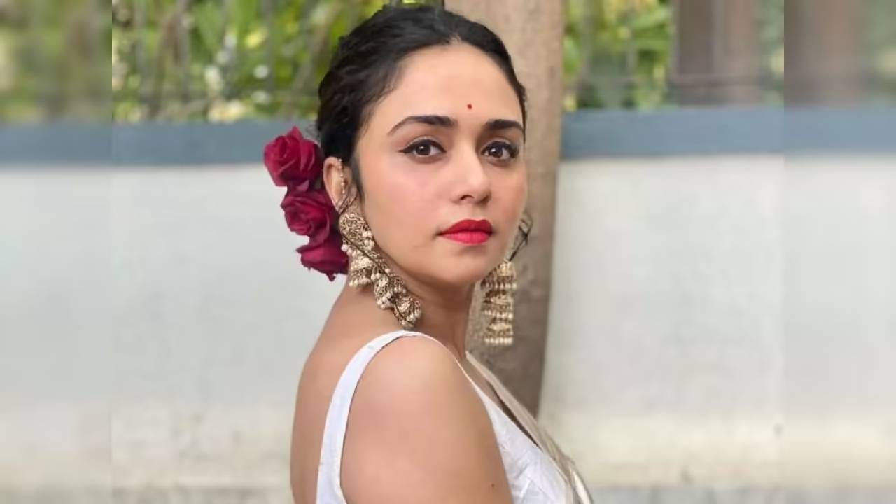 मराठी-हिंदी चित्रसृष्टीतील प्रसिद्ध अभिनेत्री अमृता खानविलकरने नुकतेच लग्न आणि संसार टिकवण्याबाबत आपले मत व्यक्त केले आहे. तिने मुलांना संसार सुखी ठेवण्यासाठी एक खास आणि व्यावहारिक सल्ला दिला आहे. अमृता नेमकं काय म्हणाली जाणून घ्या...