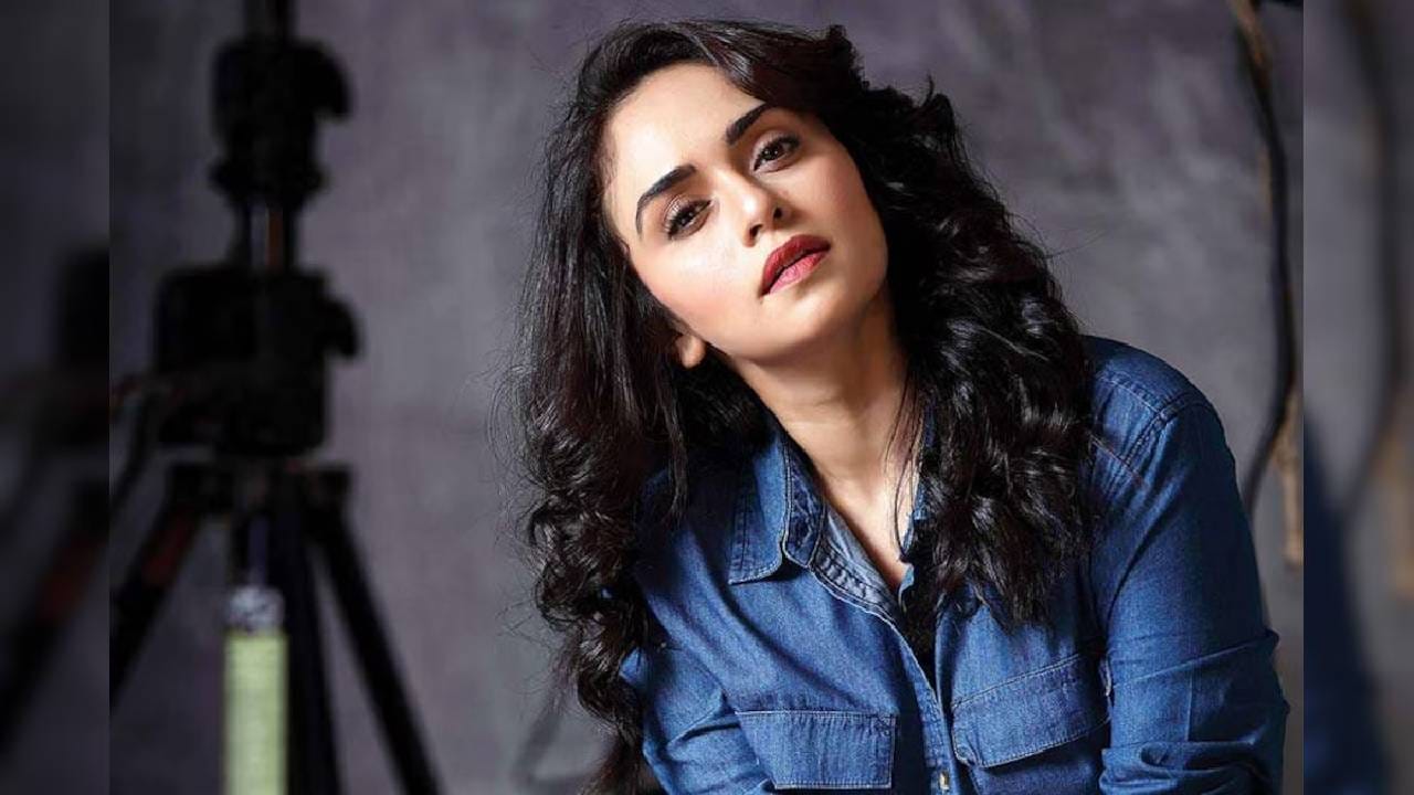 एका मुलाखतीत अमृता खानविलकर लग्न, संसार आणि अनेक गोष्टींवर मनमोकळेपणाने बोलली. ती म्हणाली, "फक्त प्रेमावरच लग्न टिकत नाही. जर दोघेही कमावते असतील, दोघांच्या कुटुंबियांना एकत्र आणण्याचा प्रयत्न करत असतील, तर प्रत्येक गोष्टीवर मोकळेपणाने चर्चा करणे गरजेचे आहे."