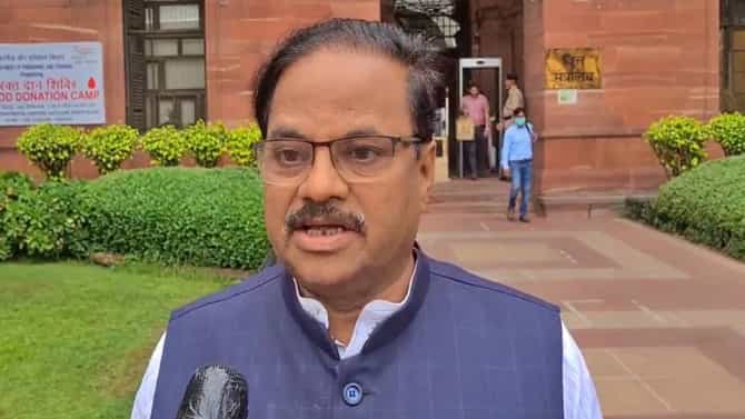 असदुद्दीन ओवैसी चेकाळलाय, हिजाबच्या स्टेटमेंटनंतर भाजप खासदाराचं वक्तव्य