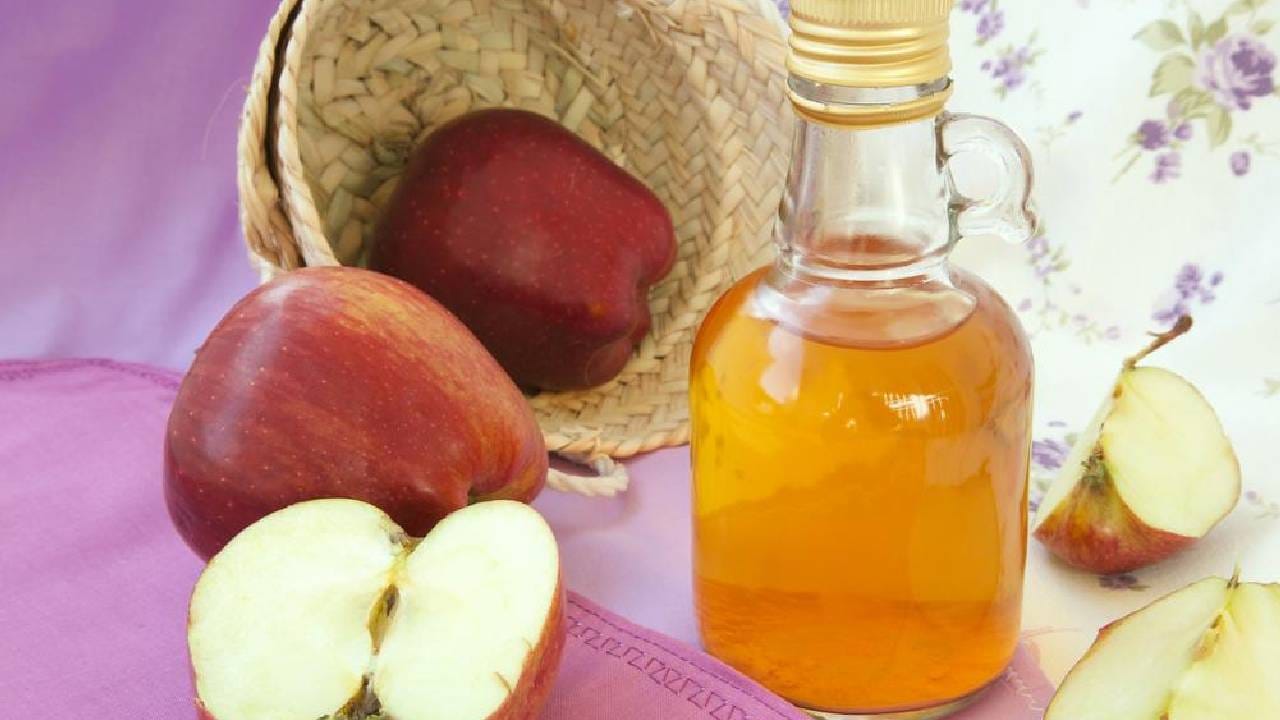 अॅपलच्या व्हिनेगरमुळे त्वचाही सुंदर होण्यास मदत होते. केसांसाठीही अॅपलच्या व्हिनेगर फायदेशीर ठरते. बरेच लोक केसांना अॅपलच्या व्हिनेगर लावतात.