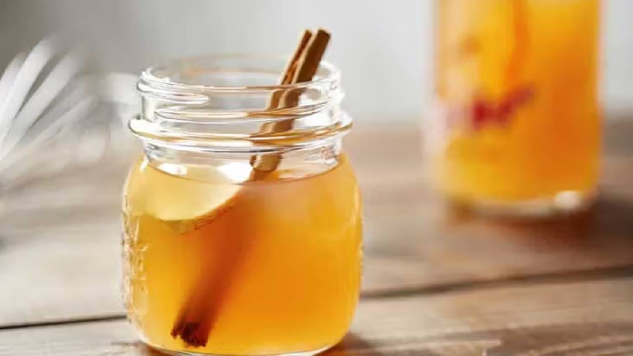 तुम्ही रिकाम्या पोटी अॅपलच्या व्हिनेगरचे पाणी पिऊ शकता. हे पेय शरीरातील विषारी पदार्थ बाहेर टाकण्यास मदत करते आणि इन्सुलिनची संवेदनशीलता सुधारते.