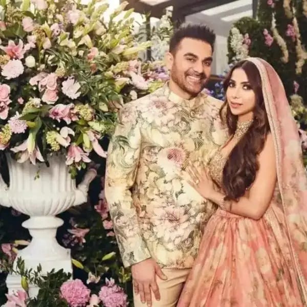 सलमान खानचा भाऊ आणि अभिनेता अरबाज खानने पहिल्यांदा शूरा खानला  मुलागा अरहान खान याशी ओळख करून दिली. लग्नातील अरबाज खान, अरहान खान आणि शूरा खानचा हा फोटो व्हायरल झालेला. आता शुरा आणि अरबाज यांनी मुलीचं स्वागत देखील केलं आहे. 