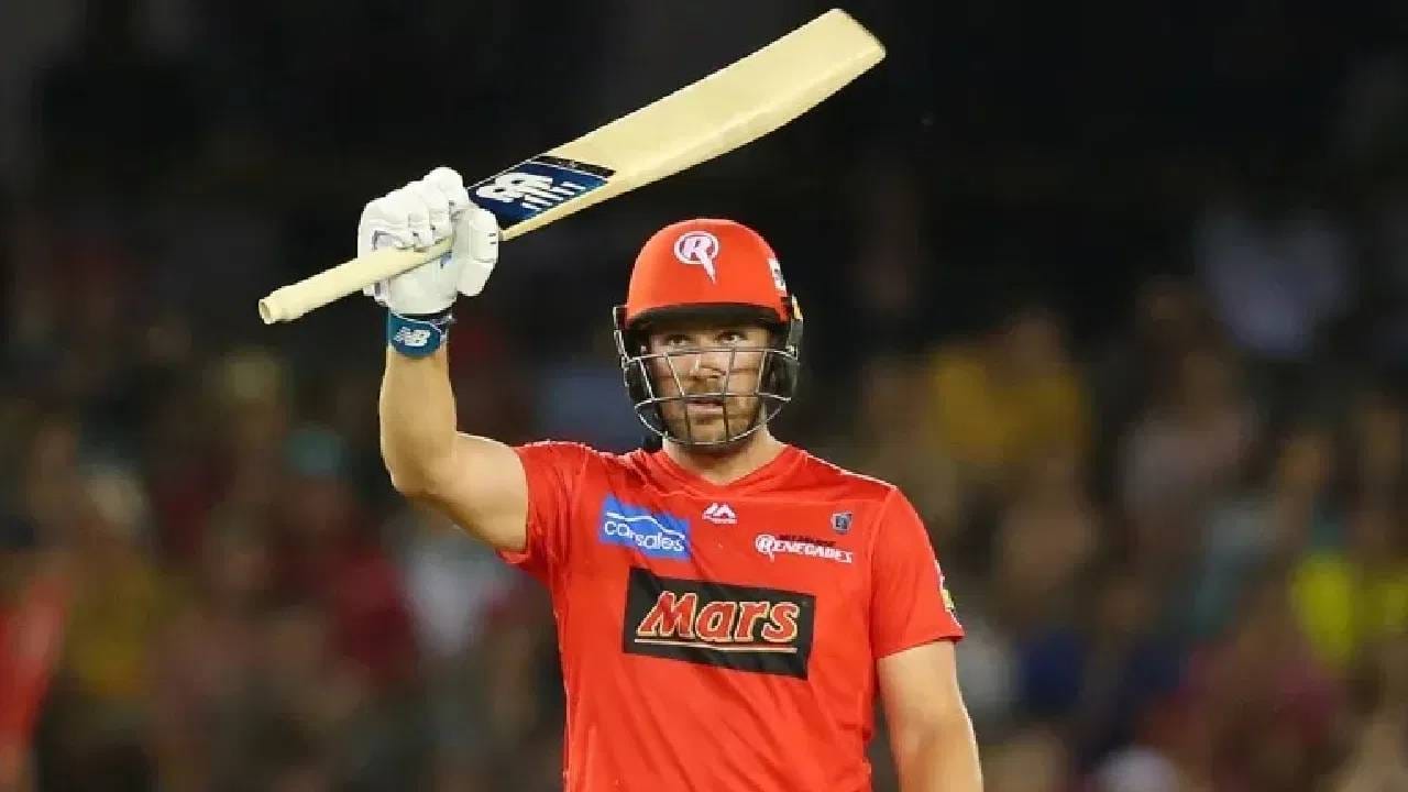 मेलबर्न रेनेगेड्सकडून 107 सामने खेळणाऱ्या आरोन फिंचने 105 डावांमध्ये 2 शतके आणि 26 अर्धशतके झळकावली आहेत. यासह, त्याने एकूण 3311 धावा केल्या आहेत.  बिग बॅश लीगमध्ये दुसऱ्या क्रमांकाचा सर्वाधिक धावा करणारा फलंदाज बनला आहे. (Photo- टीव्ही9 कन्नडवरून)