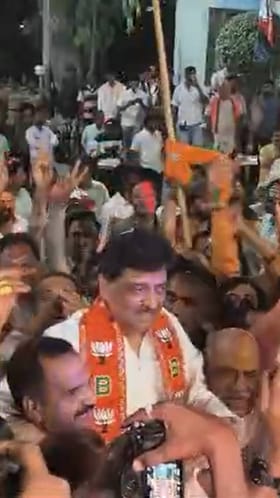 नांदेडमध्ये भाजपाला बहुमत, अशोक चव्हाण येताच कार्यकर्ते थिरकले.