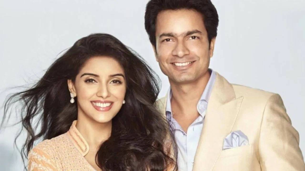 लग्नाच्या 10 व्या वाढदिवसाला राहुल शर्माने असिन सोबत एक कँडिड सेल्फी शेअर केलाय. त्याने कॅप्शनमध्ये लिहिलय की, "10 आनंदी वर्ष...मी नशिबवान आहे, तिच्या आयुष्यात मला को-स्टारचा रोल मिळाला. लग्नाच्या 10 व्या वाढदिवसाच्या शुभेच्छा, माय लव"