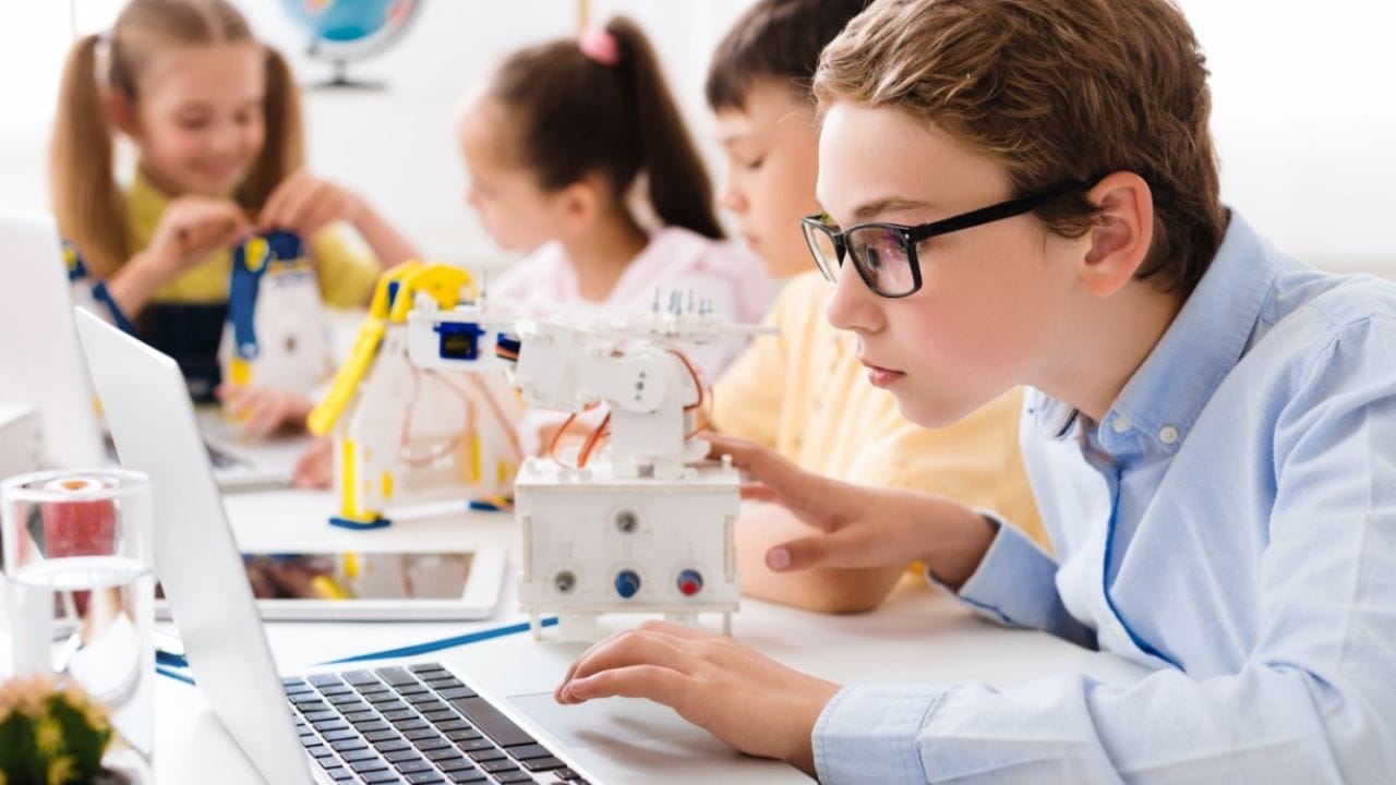 अभ्यासक्रमाचे वेगळेपण : येथे केवळ पुस्तकी ज्ञान दिले जात नाही, तर 'आर्ट ऑफ प्रॉब्लेम सॉल्व्हिंग' सारख्या विषयांतून मुलांच्या विचार करण्याच्या क्षमतेला चालना दिली जाते. प्रत्येक टर्ममध्ये येथील अभ्यासक्रम बदलत असतो, जेणेकरून मुलांना नवनवीन आव्हाने मिळतील.