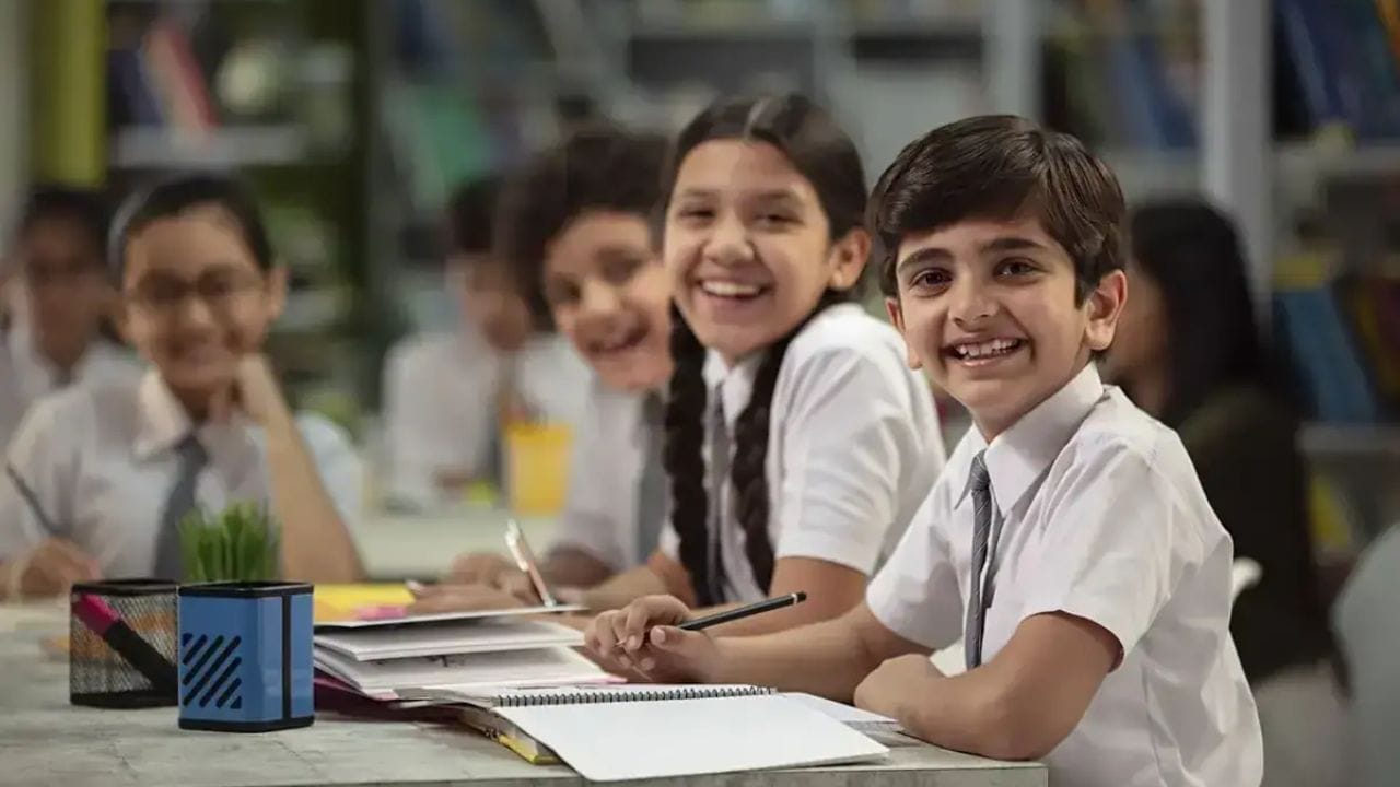 नो एक्झाम, नो मार्क्स : या शाळेचे सर्वात मोठे वैशिष्ट्य म्हणजे येथे पारंपारिक शाळांप्रमाणे परीक्षा घेतल्या जात नाहीत किंवा विद्यार्थ्यांना ग्रेड/नंबर दिले जात नाहीत. येथे 'रट्टा' मारण्यापेक्षा गोष्टी समजून घेण्यावर भर दिला जातो.