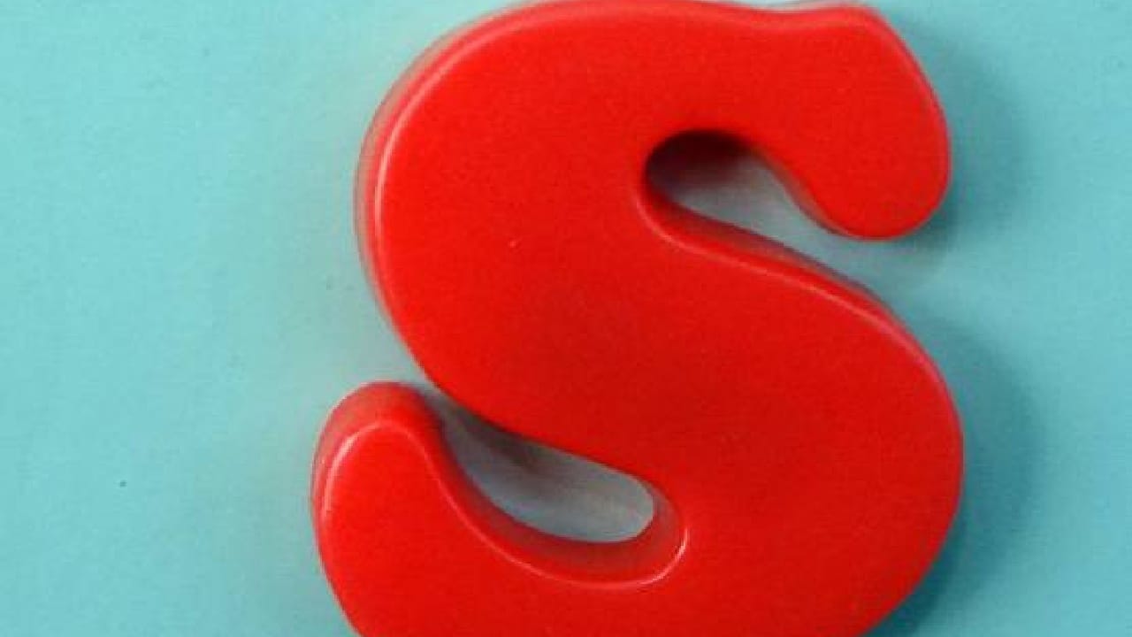 प्रत्येक व्यक्तीप्रमाणेच ‘S’ नावाच्या लोकांमध्येही काही कमतरता असतात. हे लोक आयुष्यात होणारे बदल पटकन स्वीकारत नाहीत. बदलांशी जुळवून घेण्यासाठी त्यांना थोडा वेळ लागतो. तसेच, कधी कधी परिस्थितीचा पूर्ण अंदाज न घेता घाईघाईने निर्णय घेण्याची त्यांना सवय असते.   (डिस्क्लेमर : प्रिय वाचकांनो, हा लेख केवळ सामान्य ज्योतिषीय माहिती आणि मान्यतांवर आधारित आहे. यामधील माहितीची आम्ही कोणतीही शास्त्रीय पुष्टी करत नाही. कोणताही महत्त्वाचा निर्णय घेण्यापूर्वी तज्ज्ञांचा सल्ला घेणे आवश्यक आहे.)