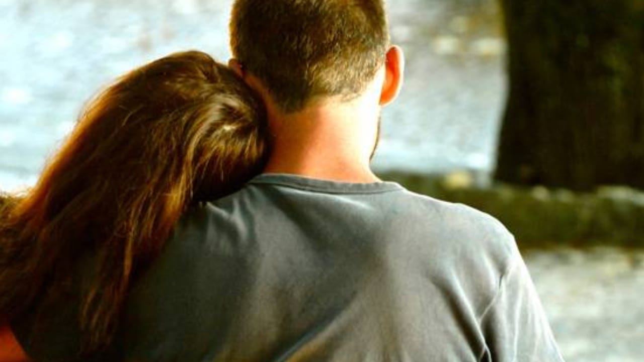 ज्योतिषानुसार, नावाच्या पहिल्या अक्षरावरून व्यक्तीचा स्वभाव, करिअर, नातेसंबंध आणि जीवनातील अनेक पैलूंबाबत अंदाज बांधता येतो.